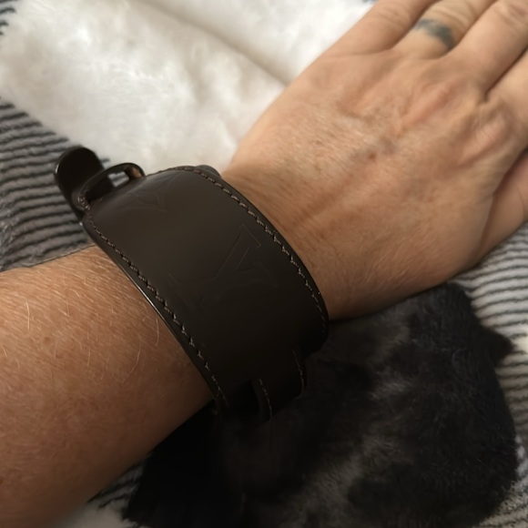 Authentic Louis Vuitton Leather Monogram Glacé Force wrap bracelet - Picture 10 of 15